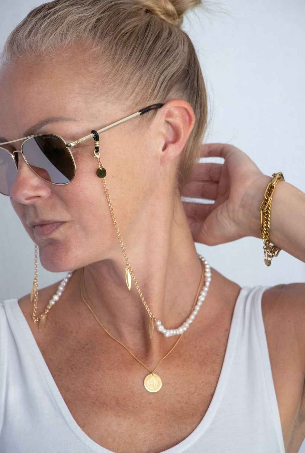 Een model met bril en brillenkoord