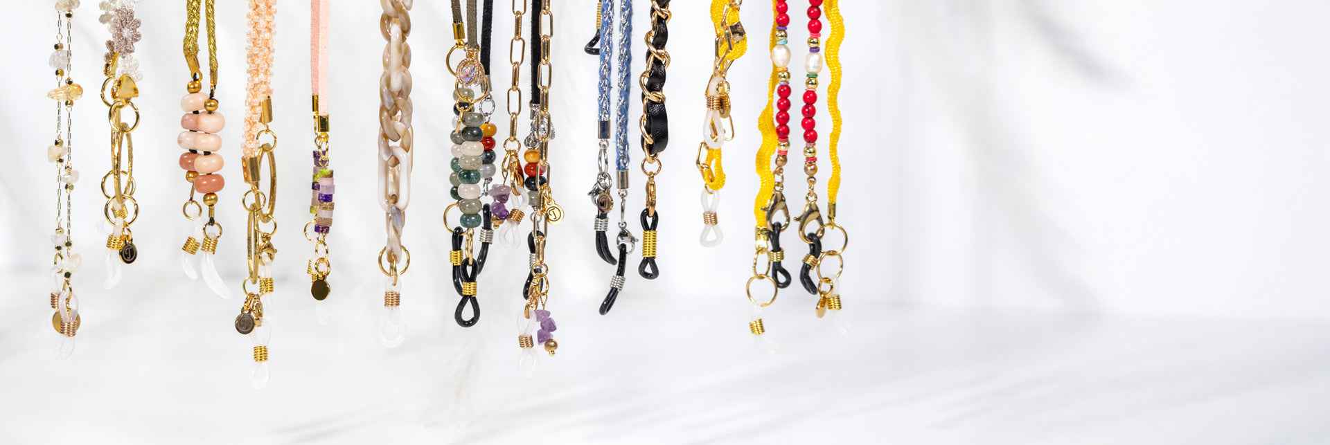 Header foto met meerdere brillenkoordjes