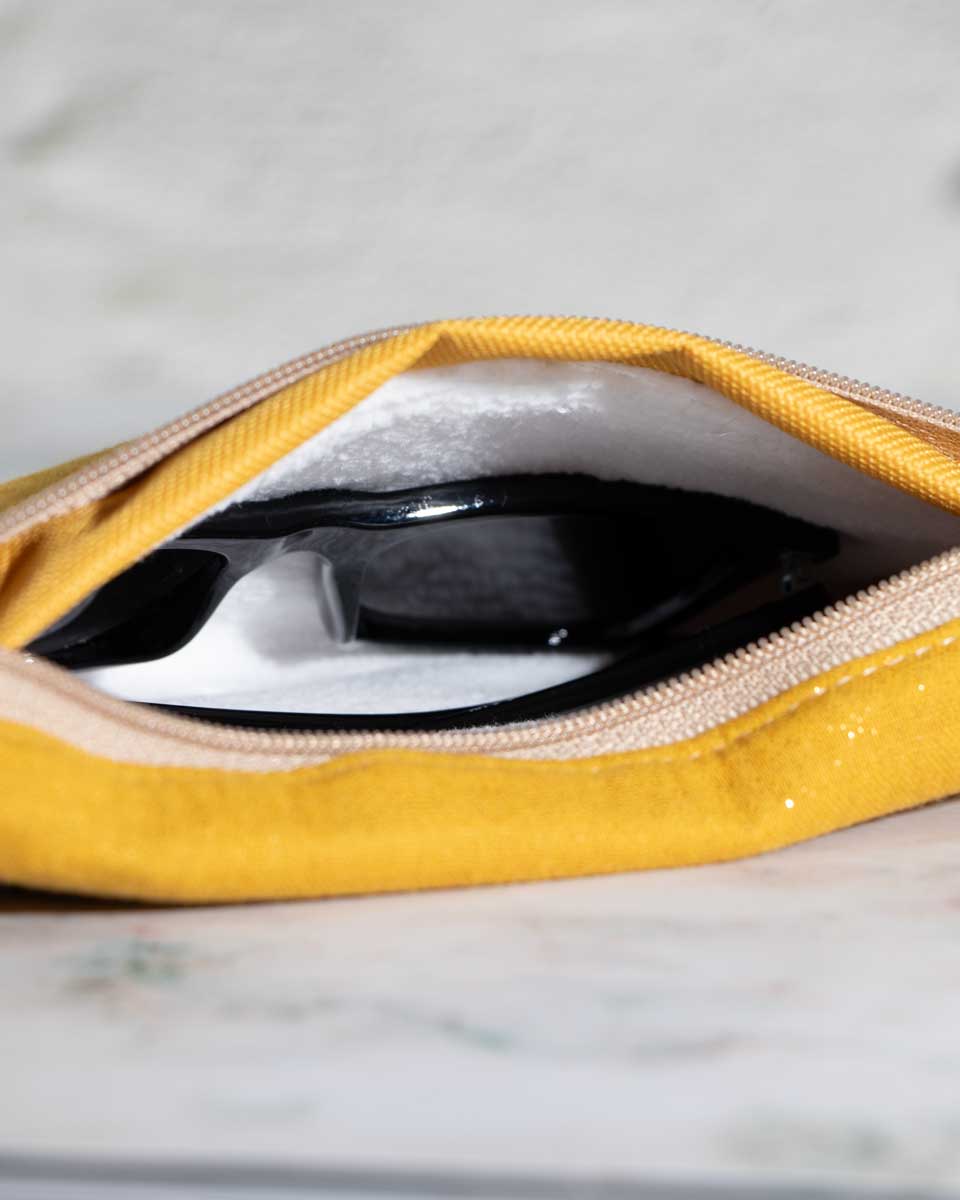 Geel brillentasje open.