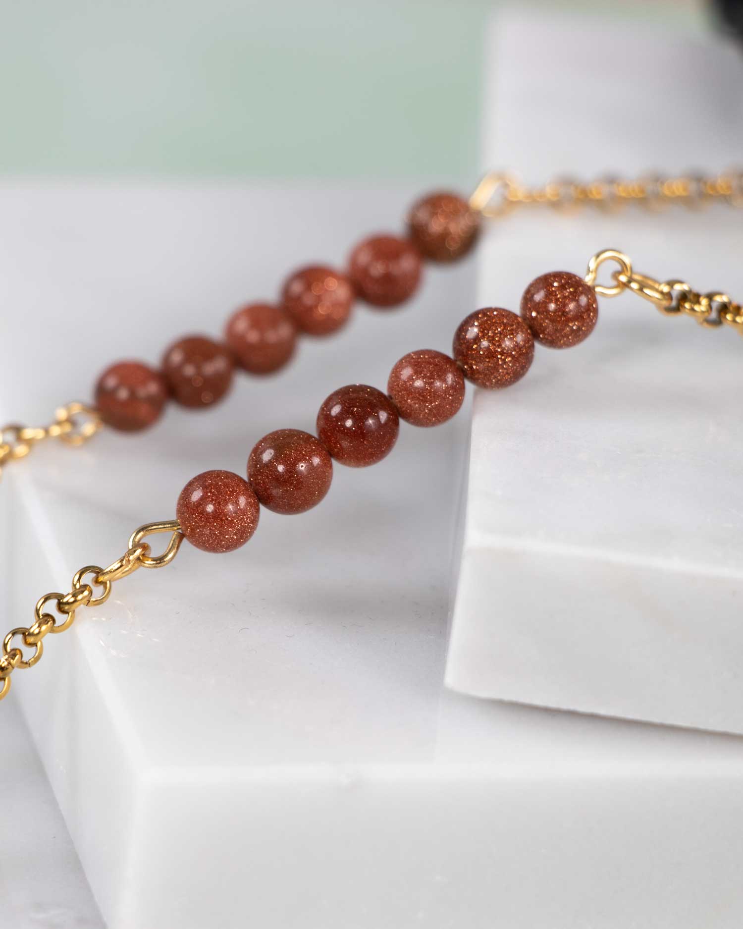 Close-up van goeden brillenkoord met bruine ronde edelstenen kralen.