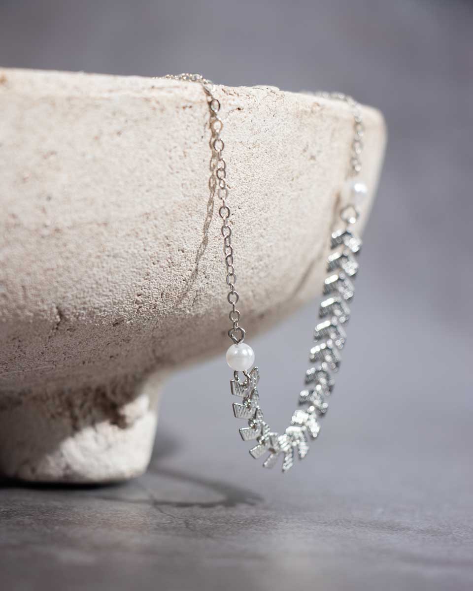 Brillenkoord van OT zilver met vissengraat en twee parel kraaltjes.