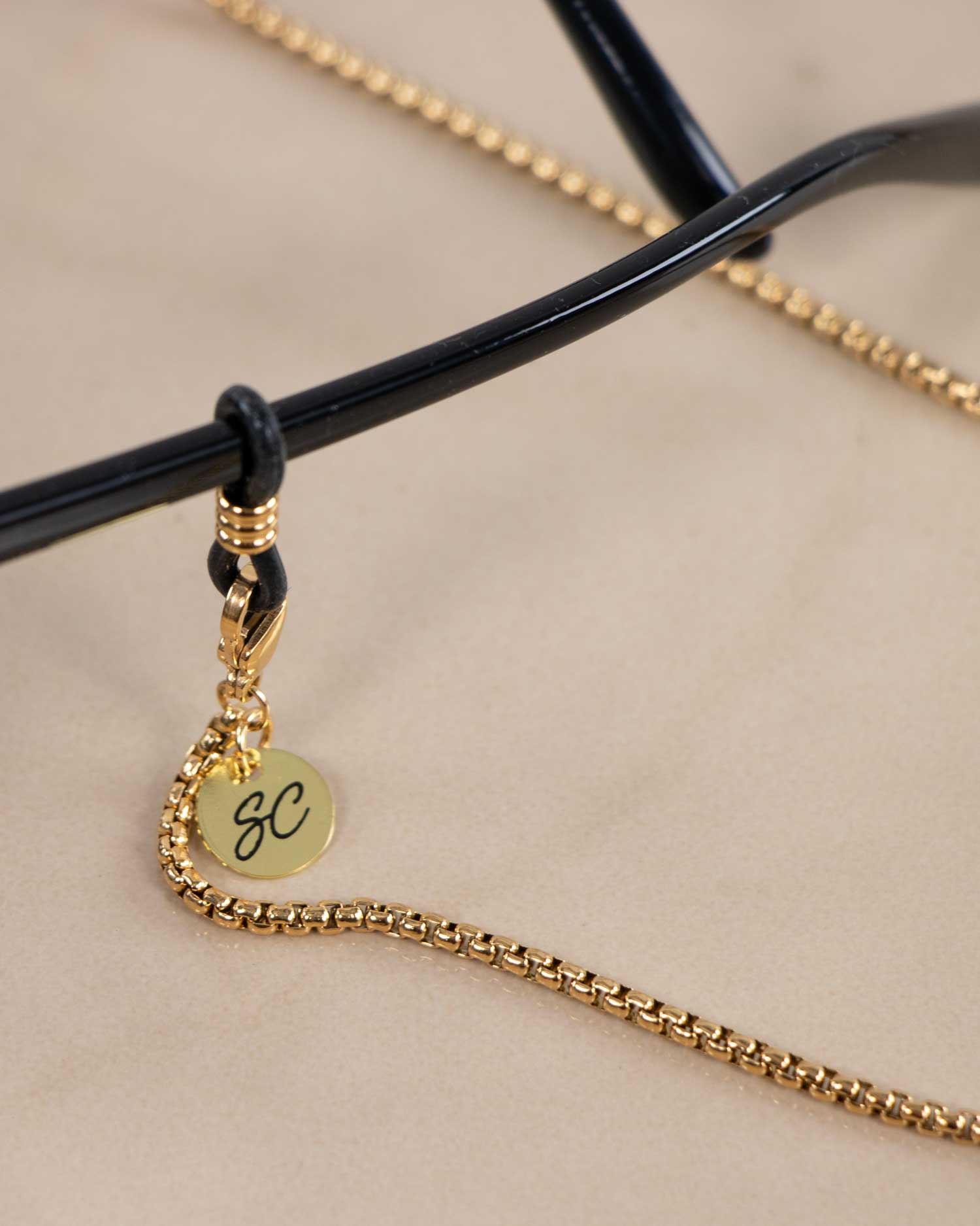 Een close-up van een goede brillenkoord met een goede Sunny Cords logo.