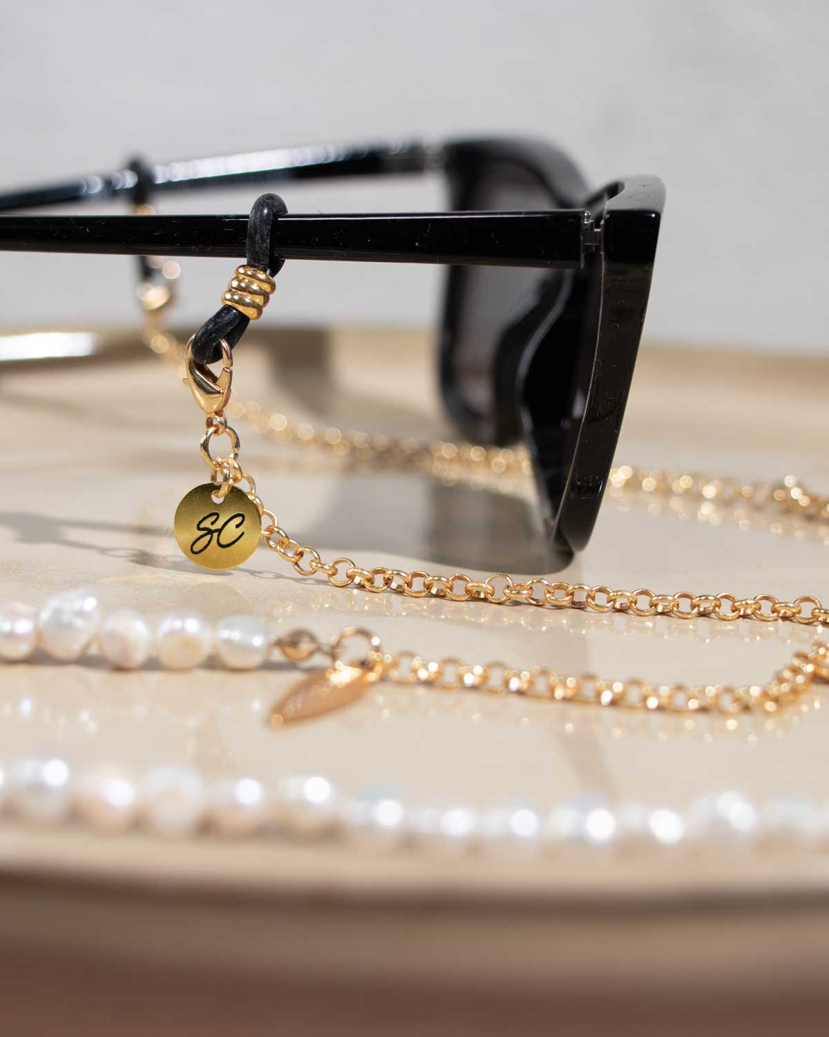 Brillenkoord met zoetwaterparels op een schaal.