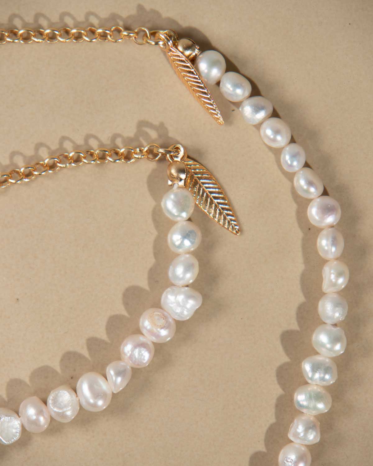 Een close-up van een brillekoord met zoetwater parels.