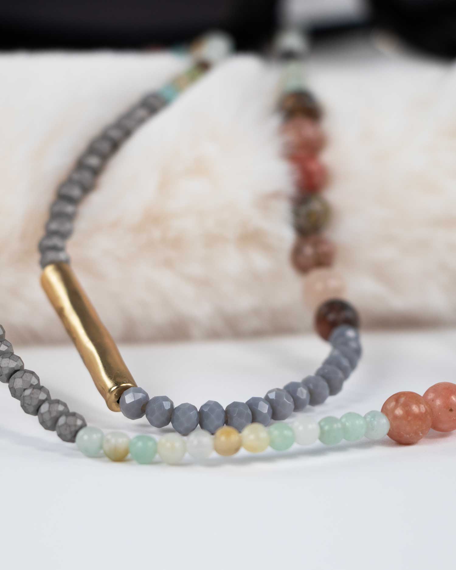 Een brillenkoord met pastel kralen.