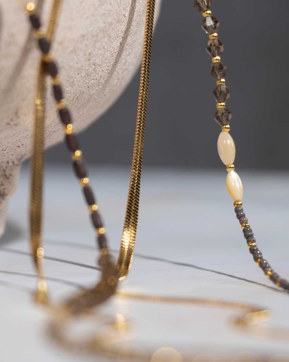 Sunny Cords dubbele brillenkoord met witte, zwarte en grijze kraaltjes.