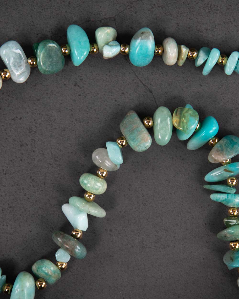 Een close-up TABOO sieraden, turquoise brillenkoord van edelsteen.