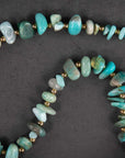 Een close-up TABOO sieraden, turquoise brillenkoord van edelsteen. 